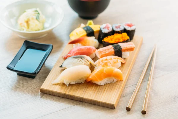 Camarão Casca Atum Salmão Outro Maki Sushi Carne Bandeja Madeira — Fotografia de Stock