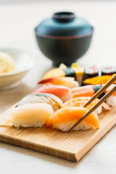 Camarão Casca Atum Salmão Outro Maki Sushi Carne Bandeja Madeira — Fotografia de Stock