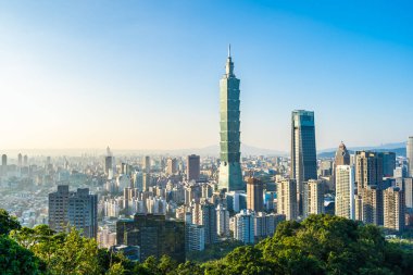 Taipei 101 binasının ve mimarisinin güzel manzarası ve manzarası Tayvan 'da mavimsi ve beyaz bulutlarla gökyüzüne yükseliyor.