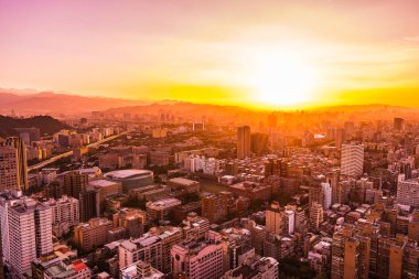 Taipei şehrinin güzel mimarisi Tayvan 'da gün batımında gökyüzüne yükseliyor.