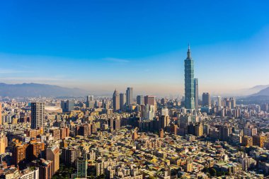 Taipei şehrinin güzel mimarisi Tayvan 'da gün batımında gökyüzüne yükseliyor.