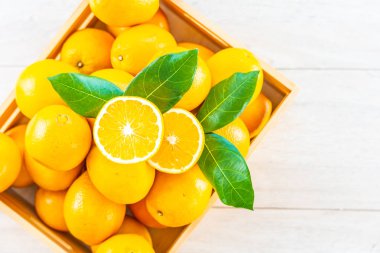 Ahşap masa - sağlıklı gıda kavramı üzerinde taze portakal meyve