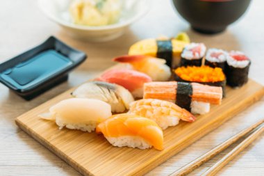 Somon balığı deniz hayvanı kabuğu karides ve diğer et suşi maki sos ve çorba - Japon yemekleri tarzı ahşap tepsi