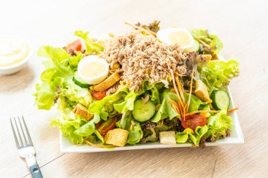 Ton balığı et ve yumurta taze sebze salatası ve sos - sağlıklı gıda kavramı