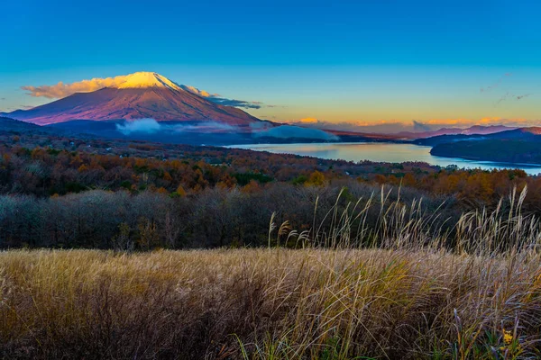 Fuji Dağı yamanakako ya da yamanaka Gölü sonbahar sezonu Japonya'nın güzel manzara