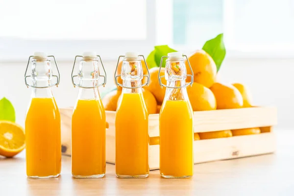 Zumo Naranja Fresco Para Beber Vaso Botella Sobre Mesa Madera — Foto de Stock