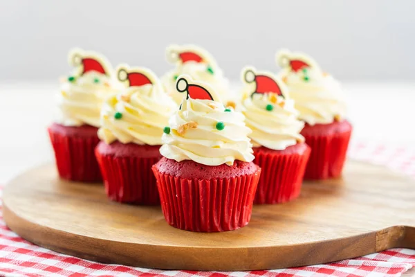 Süßes Dessert Mit Cupcake Rotem Samt Und Schokoladen Weihnachtsmütze Obendrauf — Stockfoto