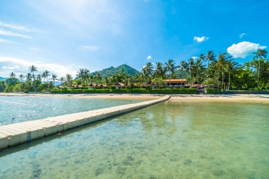 Güzel tropikal plaj deniz ve kum mavi gökyüzü ve beyaz bulut iskelesinden seyahat ve tatil için Hindistan cevizi hurma ağacı ile