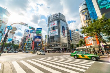 Tokyo, Japonya 29 Temmuz 2018: Shibuya kavşak veya kapısı popüler ve Simgesel Yapı yeme alışveriş için Tokyo'da yerleştirin ve yaya bir sürü burada var