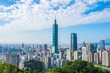 Taipei 101 binasının ve mimarisinin güzel manzarası ve manzarası Tayvan 'da mavimsi ve beyaz bulutlarla gökyüzüne yükseliyor.