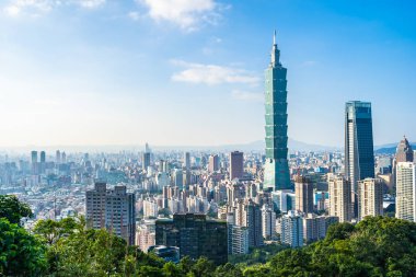 Taipei 101 binasının ve mimarisinin güzel manzarası ve manzarası Tayvan 'da mavimsi ve beyaz bulutlarla gökyüzüne yükseliyor.