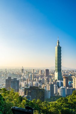 Taipei 101 binasının ve mimarisinin güzel manzarası ve manzarası Tayvan 'da mavimsi ve beyaz bulutlarla gökyüzüne yükseliyor.