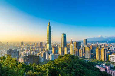 Taipei 101 binasının ve mimarisinin güzel manzarası ve manzarası Tayvan 'da mavimsi ve beyaz bulutlarla gökyüzüne yükseliyor.