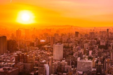 Taipei şehrinin güzel mimarisi Tayvan 'da gün batımında gökyüzüne yükseliyor.