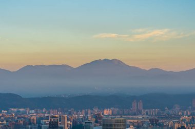 Taipei şehrinin güzel mimarisi Tayvan 'da gün batımında gökyüzüne yükseliyor.