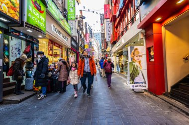 Seoul, Güney Kore 10 Aralık 2018: Myeong dong piyasasıdır popüler bir yer ve yiyecek bir şeyler bulmak alışveriş ve turistik bölgesi