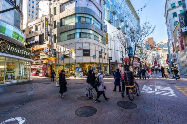 Seoul, Güney Kore 10 Aralık 2018: Myeong dong piyasasıdır popüler bir yer ve yiyecek bir şeyler bulmak alışveriş ve turistik bölgesi