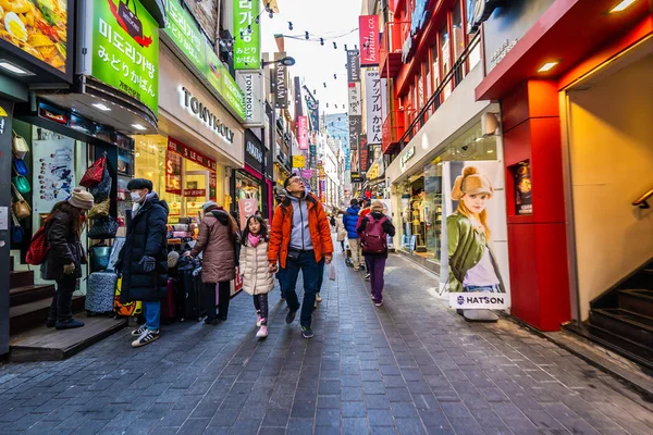Seoul, Güney Kore 10 Aralık 2018: Myeong dong piyasasıdır popüler bir yer ve yiyecek bir şeyler bulmak alışveriş ve turistik bölgesi