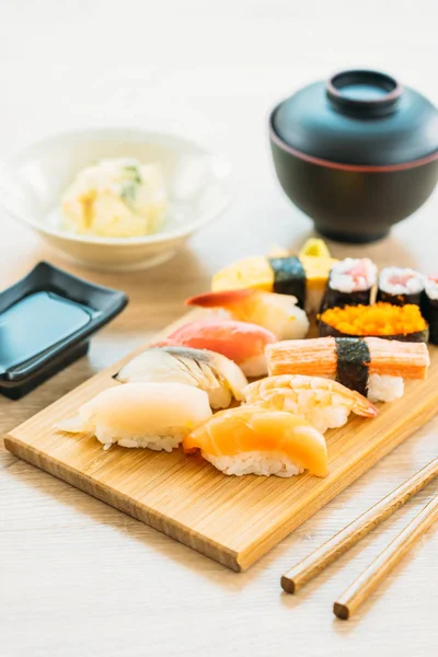 Camarão Casca Atum Salmão Outro Maki Sushi Carne Bandeja Madeira — Fotografia de Stock