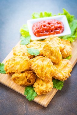 Derin kızarmış tavuk eti çağrı nugget ahşap plaka - fast food ve önemsiz üzerinde domates veya ketçap sos ile