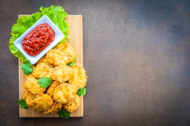 Derin kızarmış tavuk eti çağrı nugget ahşap plaka - fast food ve önemsiz üzerinde domates veya ketçap sos ile
