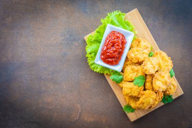 Derin kızarmış tavuk eti çağrı nugget ahşap plaka - fast food ve önemsiz üzerinde domates veya ketçap sos ile