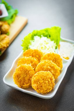 Derin kızarmış gevrek karides veya karides pasta beyaz plaka - Tay gıda tarzı sebze ve tatlı sos ile