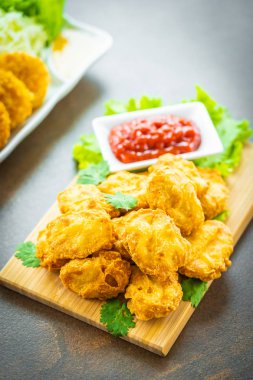 Derin kızarmış tavuk eti çağrı nugget ahşap plaka - fast food ve önemsiz üzerinde domates veya ketçap sos ile