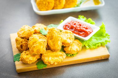 Derin kızarmış tavuk eti çağrı nugget ahşap plaka - fast food ve önemsiz üzerinde domates veya ketçap sos ile