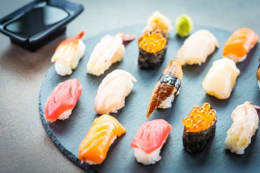 Nigiri suşi somon balıklı karides karides yılan balığı deniz hayvanı kabuğu ve diğer sashimi ile siyah kayrak - Japansese gıda stilini ayarla