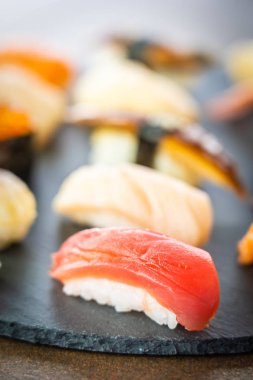 Nigiri suşi somon balıklı karides karides yılan balığı deniz hayvanı kabuğu ve diğer sashimi ile siyah kayrak - Japansese gıda stilini ayarla