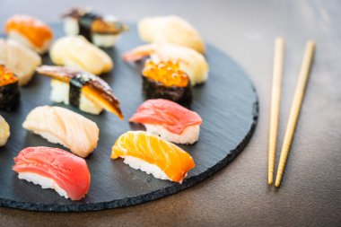 Nigiri suşi somon balıklı karides karides yılan balığı deniz hayvanı kabuğu ve diğer sashimi ile siyah kayrak - Japansese gıda stilini ayarla