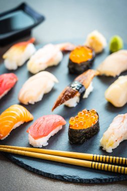 Nigiri suşi somon balıklı karides karides yılan balığı deniz hayvanı kabuğu ve diğer sashimi ile siyah kayrak - Japansese gıda stilini ayarla