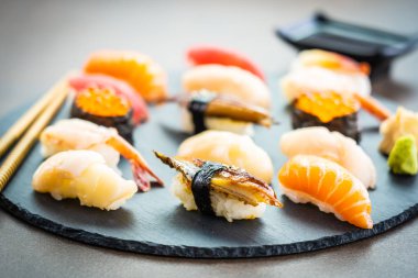 Nigiri suşi somon balıklı karides karides yılan balığı deniz hayvanı kabuğu ve diğer sashimi ile siyah kayrak - Japansese gıda stilini ayarla