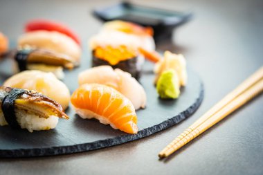 Nigiri suşi somon balıklı karides karides yılan balığı deniz hayvanı kabuğu ve diğer sashimi ile siyah kayrak - Japansese gıda stilini ayarla