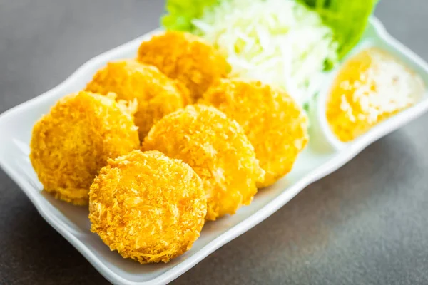 Pastel Camarones Crujientes Fritos Gambas Con Verduras Salsa Dulce Plato — Foto de Stock