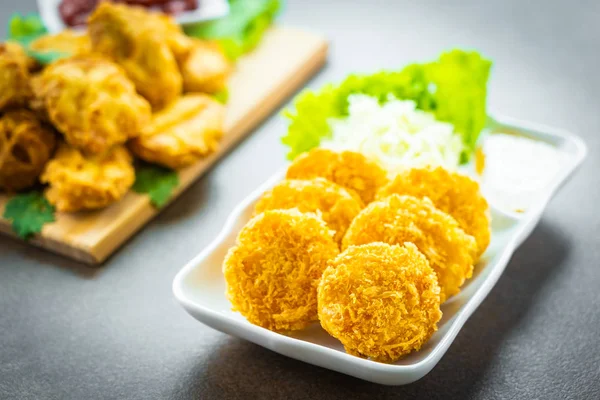 Diepe Gebakken Krokante Garnalen Garnaal Cake Met Groenten Zoete Saus — Stockfoto