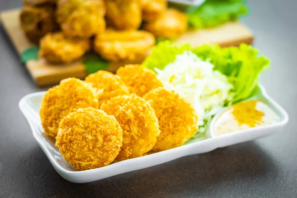 Derin kızarmış gevrek karides veya karides pasta beyaz plaka - Tay gıda tarzı sebze ve tatlı sos ile