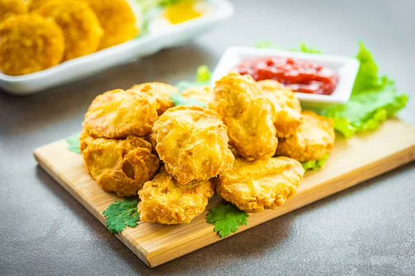 Carne Frango Frita Chamada Pepita Com Molho Tomate Ketchup Placa — Fotografia de Stock