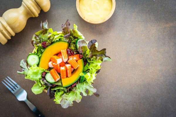 Caranguejo Enfia Carne Com Salada Legumes Frescos Tigela Madeira Com — Fotografia de Stock