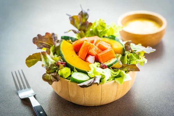 Bâtonnets Crabe Viande Avec Salade Légumes Frais Dans Bol Bois — Photo