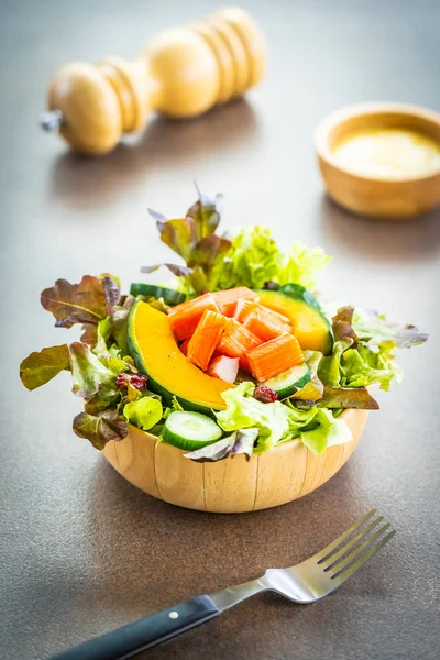 Yengeç Eti Taze Sebze Salatası Ile Ahşap Kase Mayonez Sos — Stok fotoğraf