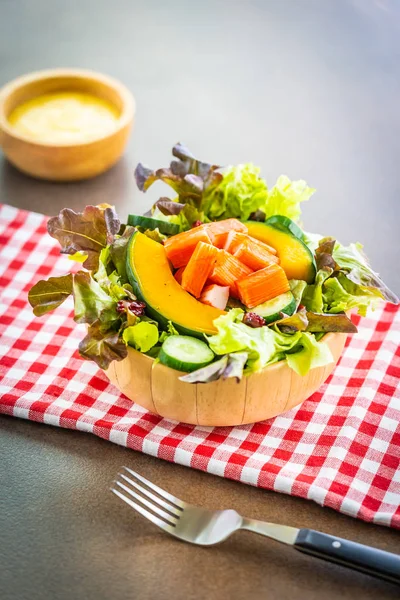 Caranguejo Enfia Carne Com Salada Legumes Frescos Tigela Madeira Com — Fotografia de Stock