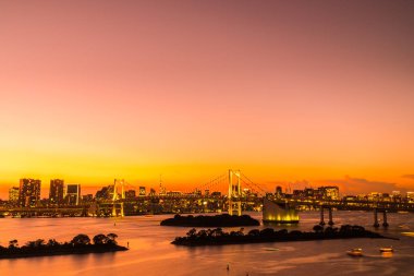 Alacakaranlık günbatımı zaman Japonya'nın tokyo şehir Gökkuşağı Köprüsü ile Cityscape bina güzel mimari