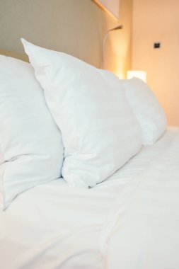 Beyaz yastık yatak otel yatak odası iç dekorasyon