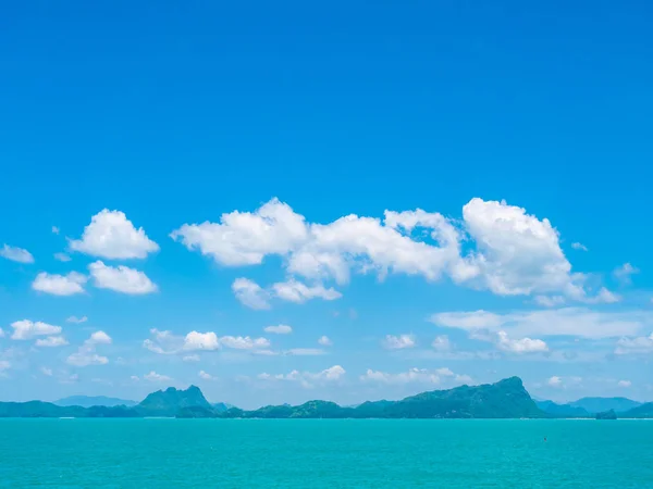 旅行や休暇の青い空を背景に白い雲と美しい熱帯魚の海海 — ストック写真