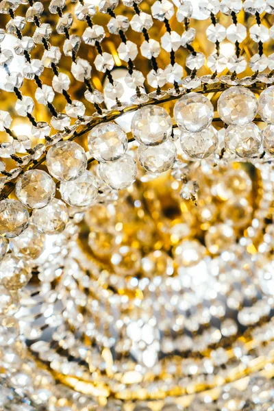 美しい豪華なクリスタルシャンデリアの装飾部屋のインテリア — ストック写真