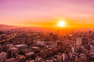 Taipei şehrinin güzel mimarisi Tayvan 'da gün batımında gökyüzüne yükseliyor.