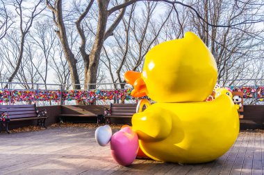 Seoul, Güney Kore 6 Aralık 2018: Seul Kulesi ile namsan dağda aşk anahtarıdır Kore landmark biri