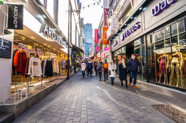 Seoul, Güney Kore 10 Aralık 2018: Myeong dong piyasasıdır popüler bir yer ve yiyecek bir şeyler bulmak alışveriş ve turistik bölgesi